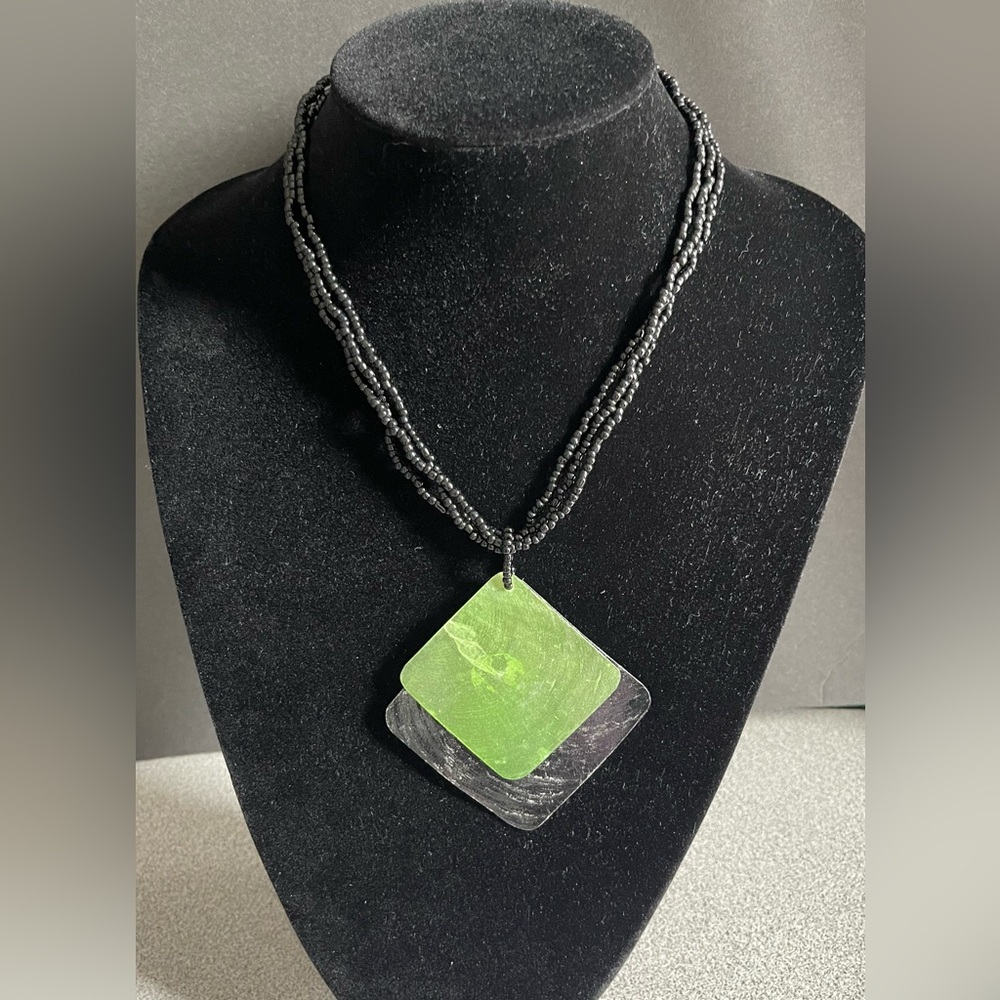 Elegant Black and Green Layered Shell Pendant Bead Necklace